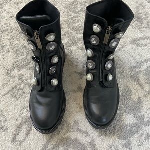 Italian leather boots , excellent leather wore a few times